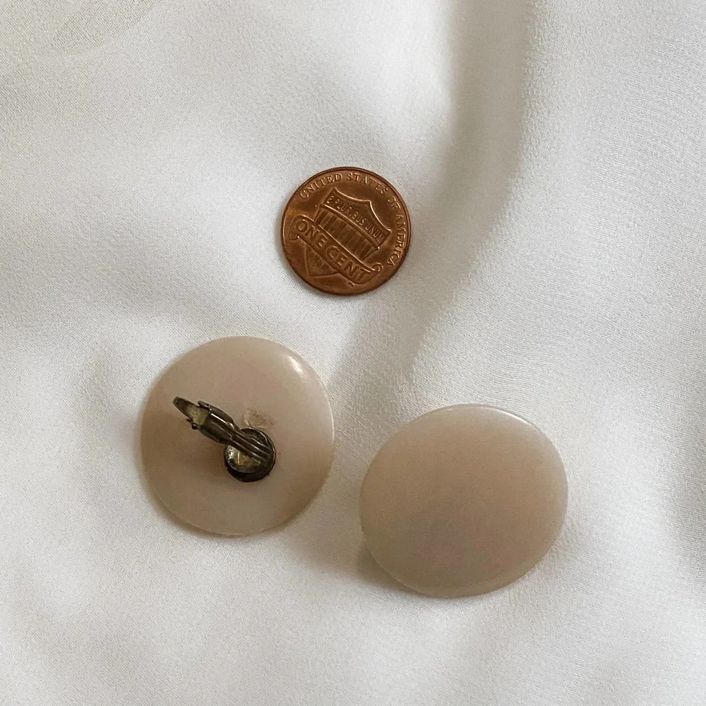 VTG Soft Beige Neutral Circle Clip Earrings - Picture 4 of 6